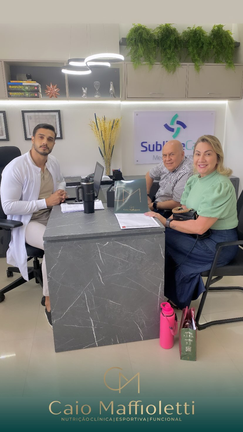 Dr. Caio Maffioletti em atendimento no consultório em Manaus